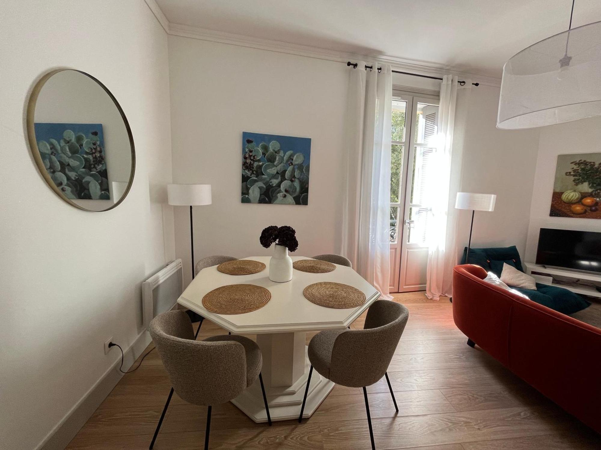 Nimes , Appartement Renove Dans Immeuble Classe. מראה חיצוני תמונה